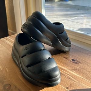 UGG - Black - Women’s Clog - Size 8
The SPORT YEAH CLOG is a sneaker-type sandal